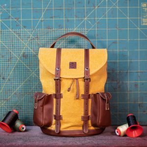 THE BACK PACK - Tela olona giallo ocra e vacchetta color cuoio scuro