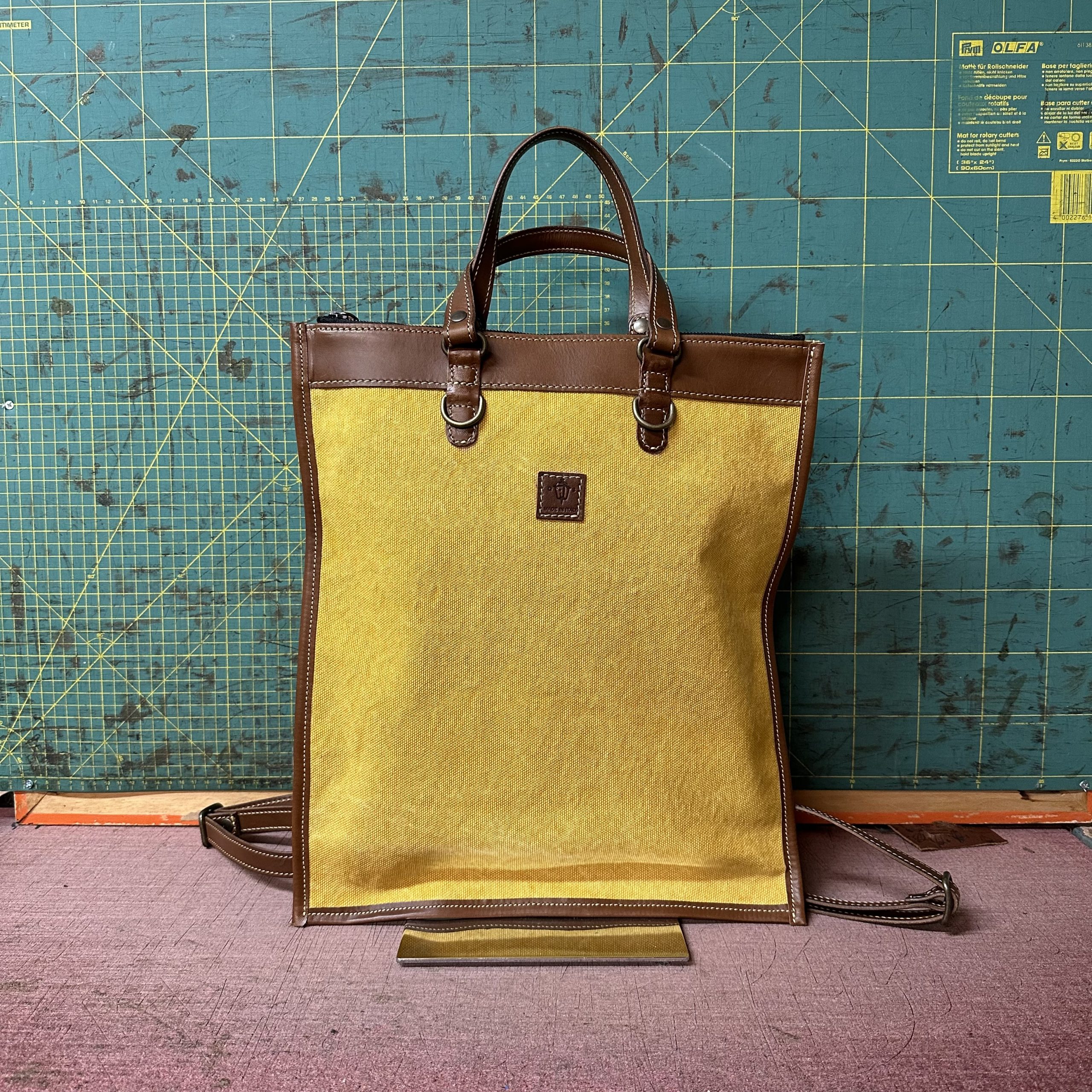 Tascona in Tela olona giallo ocra e cuoio scuro