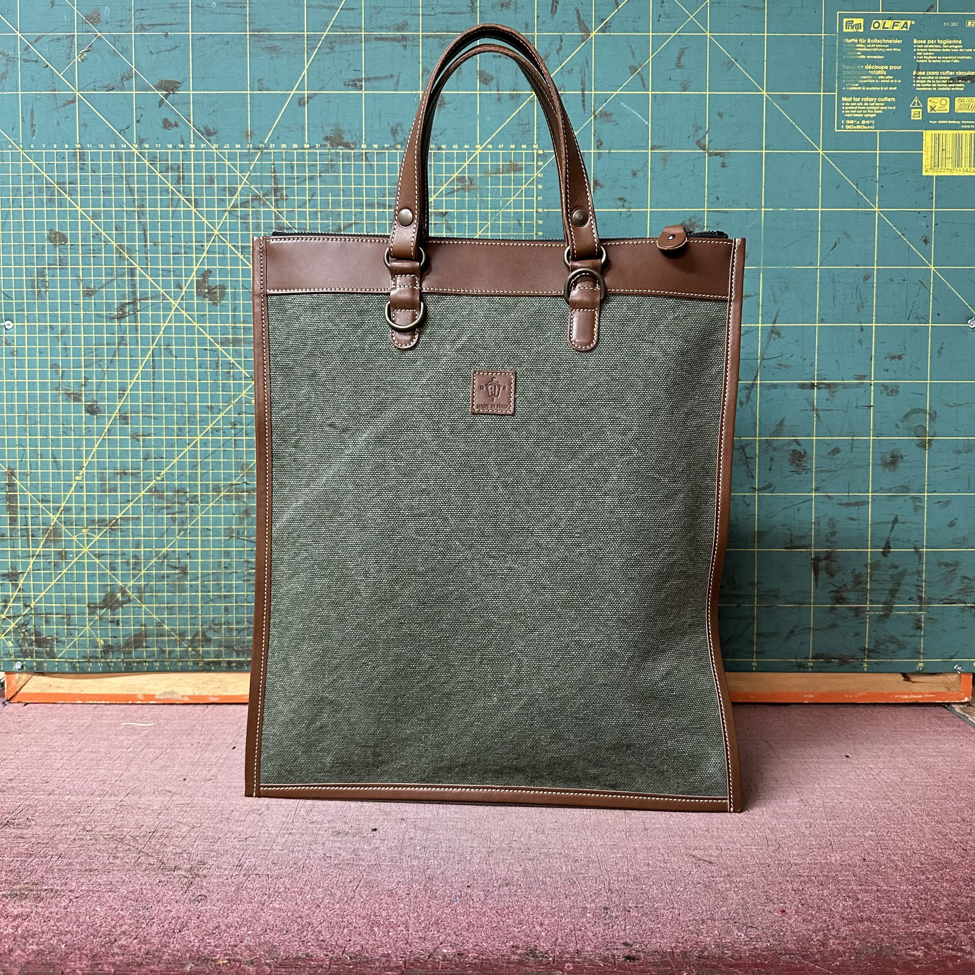 Tascona in Tela olona verde bosco e cuoio scuro