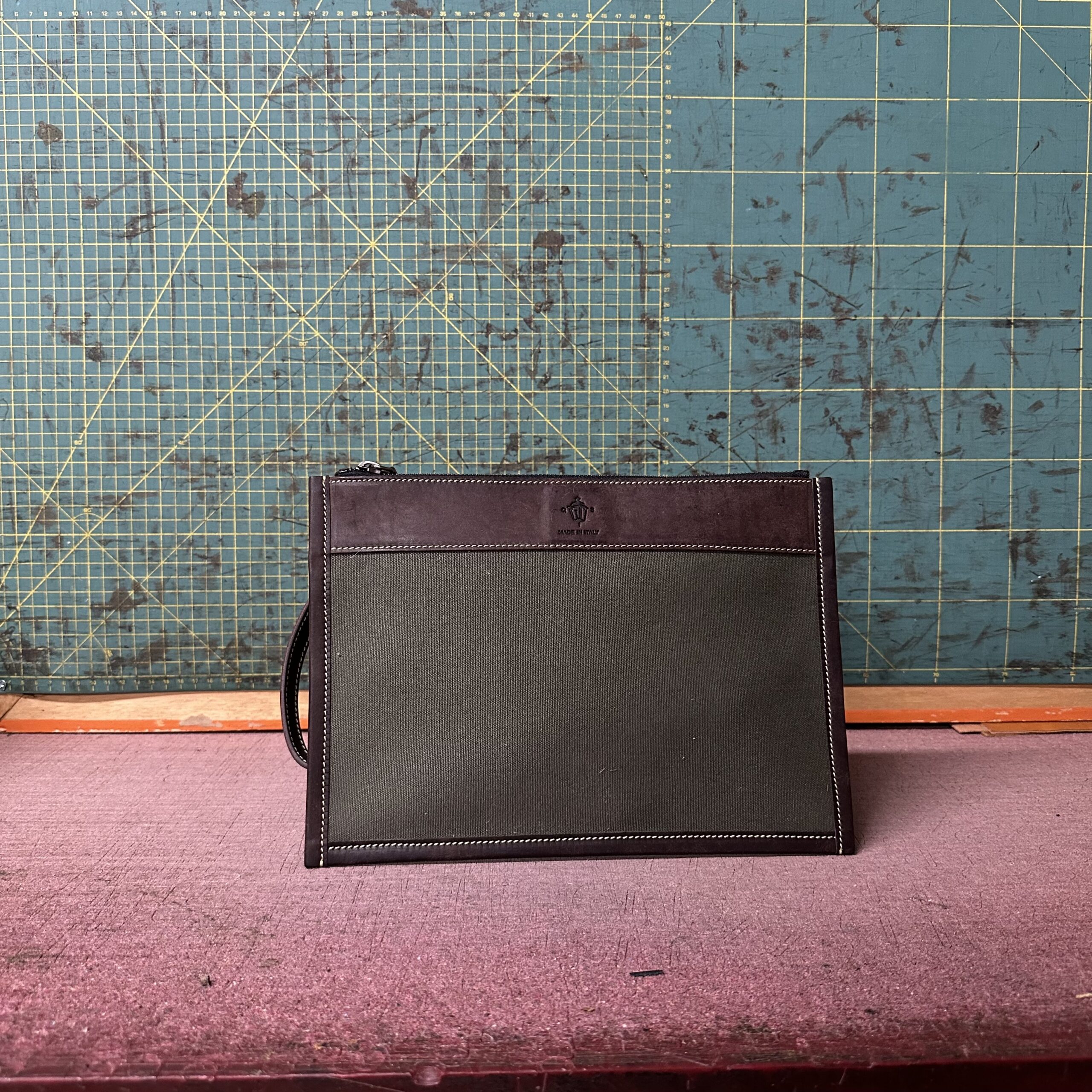 La Tasca, in Tela olona trama fitta Verde Militare tinta unita e T.Moro Crust