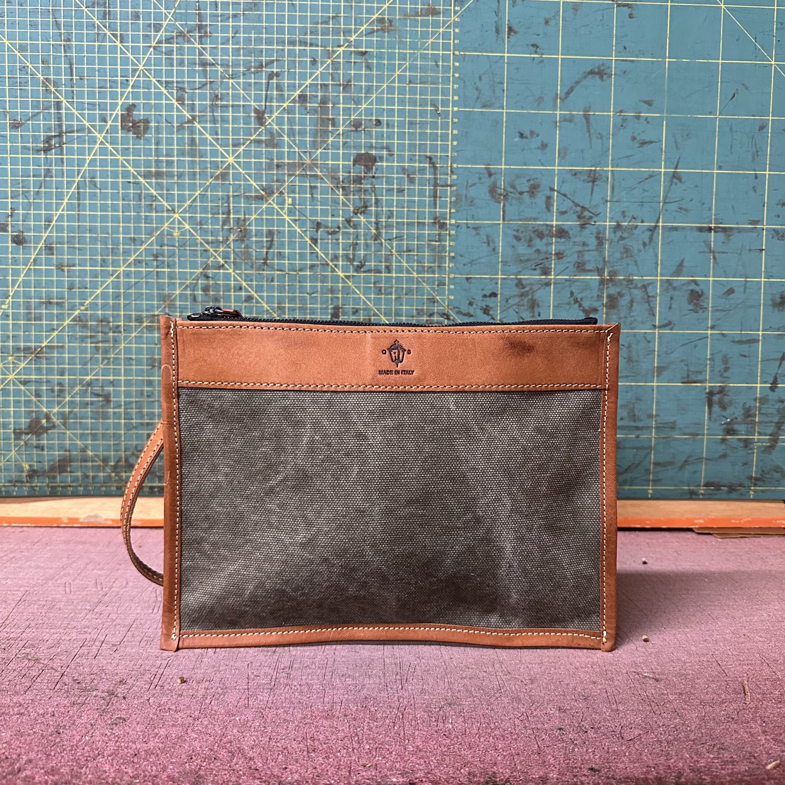 La Tasca, in Tela olona Verde Militare e Cuoio Crust